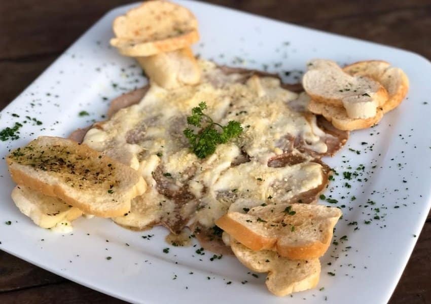 Carpaccio de lagarto cozido com molho de creme de catupiry gratinado. Foto Renata Fernandes