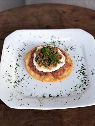 Pizza fria de pastel de quibe cru, coalhada seca e tabule. Foto de Renata Fernandes - Happy hour e mais novidades no Dudu Bar