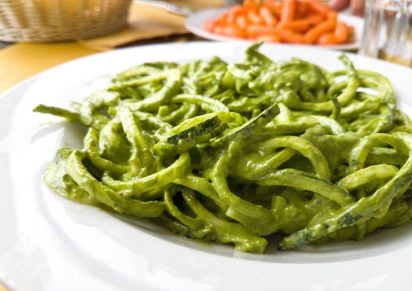 espaguete de abobrinha ao molho pesto