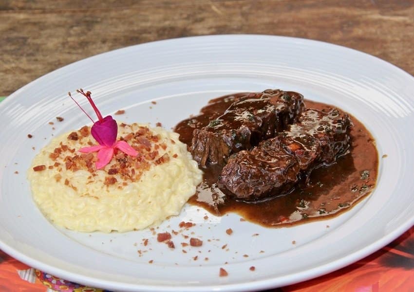 Fraldinha cozida ao molho rústico da casa com melaço Acompanhada de arroz cremoso com queijo coalho e farofa de presunto de parma