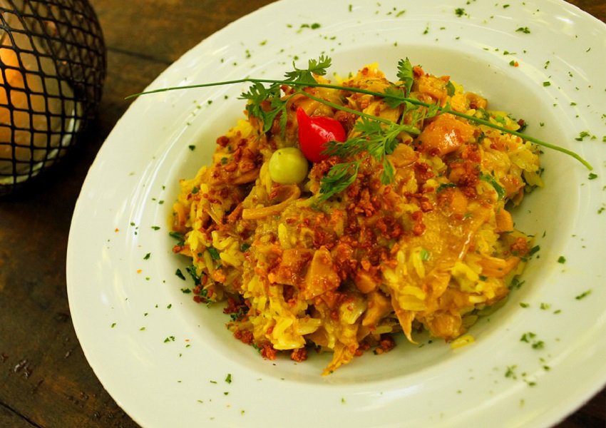 Sante 13 - Galinha caipira desfiada ao próprio molho com pequi, arroz agulhinha com açafrão da terra e crocante de alho