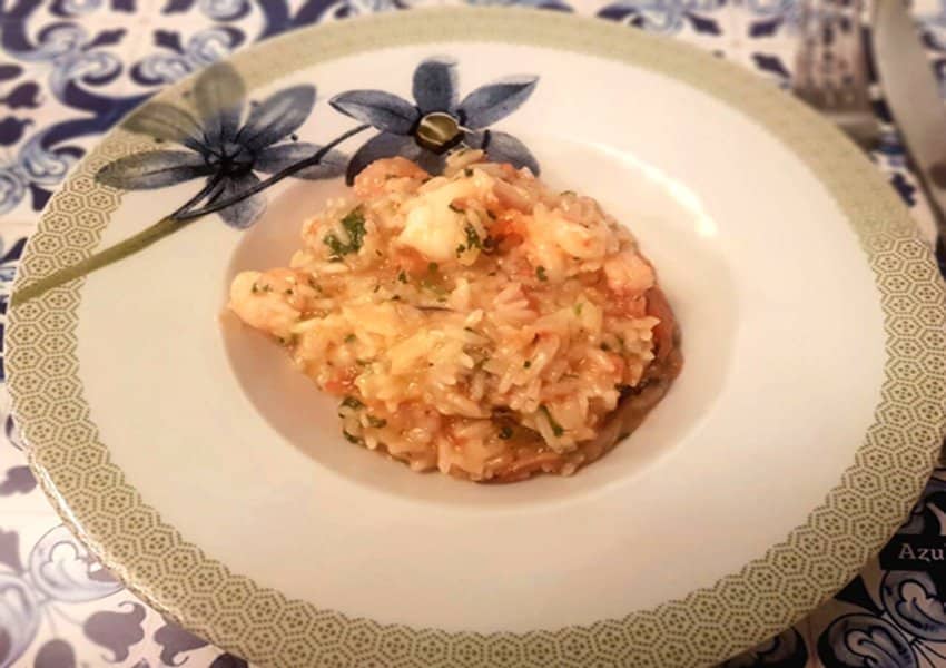 Verão pede comida leve e combina com frutos do mar. Veja a receita de um mix de camarão, lula e mexilhão abraçam um arroz molhadinho.