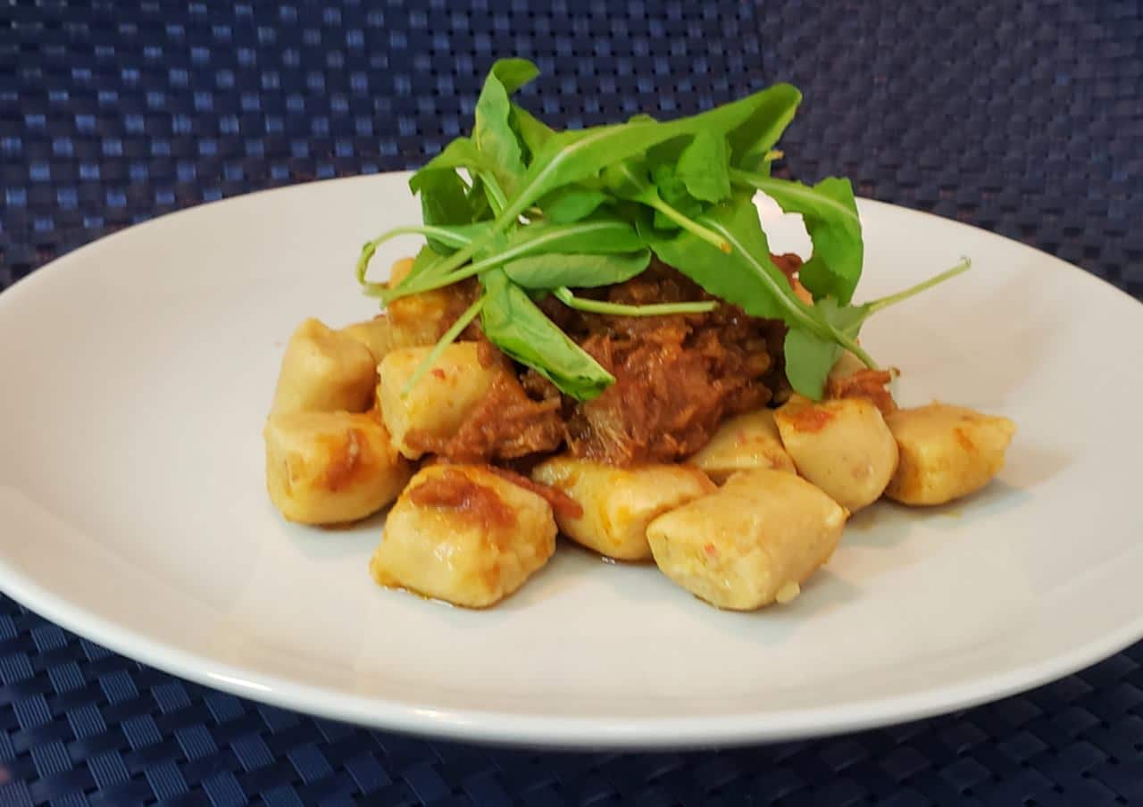 Nhoque com Antepasto de Biquinho, Azeitona Preta e Mel ao Ragu de Carne com Rúcula Precoce Receita do chef Henrique Escabia - Sabor das Índias