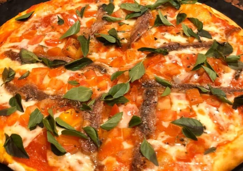 Pizza com filé de anchova é sugestão do mês na Fratello Uno Opção de sabor é uma das queridinhas dos restaurantes e está no cardápio desde a inauguração da casa