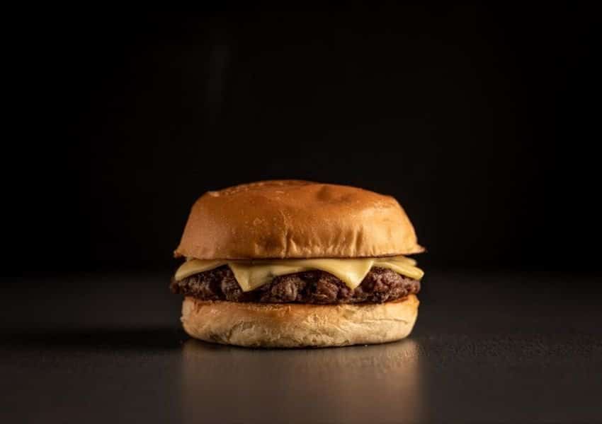 Bullguer promove última edição do Cheeseburguer Day do ano Standard será vendido por apenas R$10 no dia 30 de dezembro em todas as lojas do país