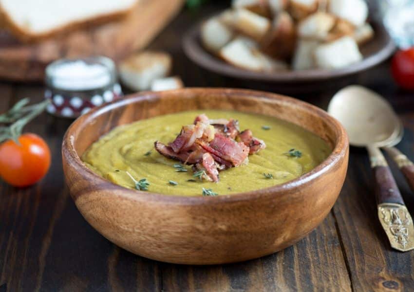 Que tal preparar uma sopa saborosa de ervilha com bacon?