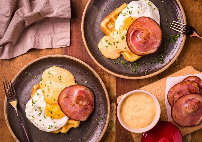 Receita de Waffle com ovos fritos e bacon dourado