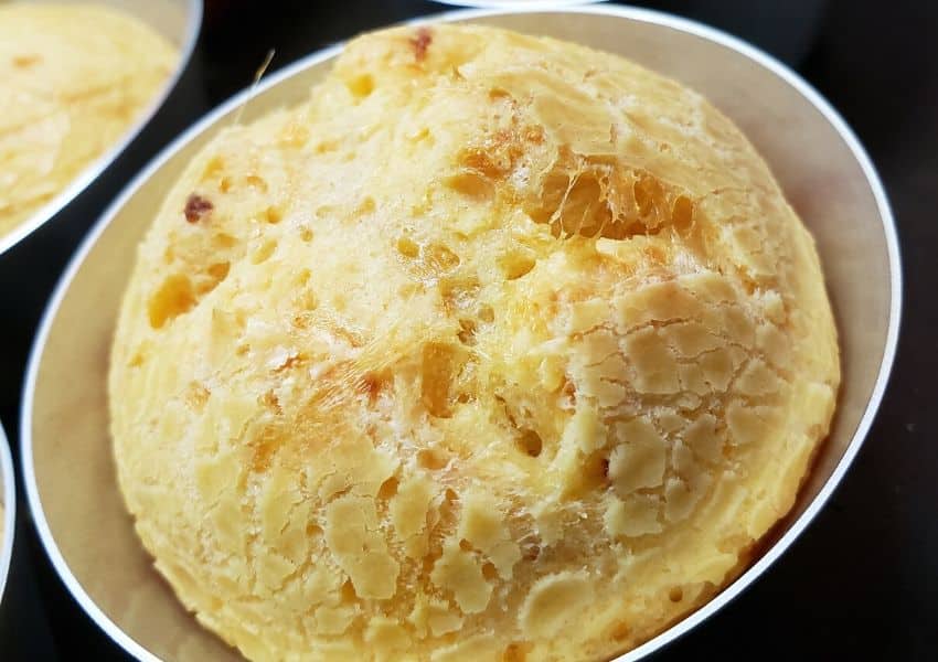 Receita de pão de queijo mineiríssimo com calabresa e pimenta biquinho