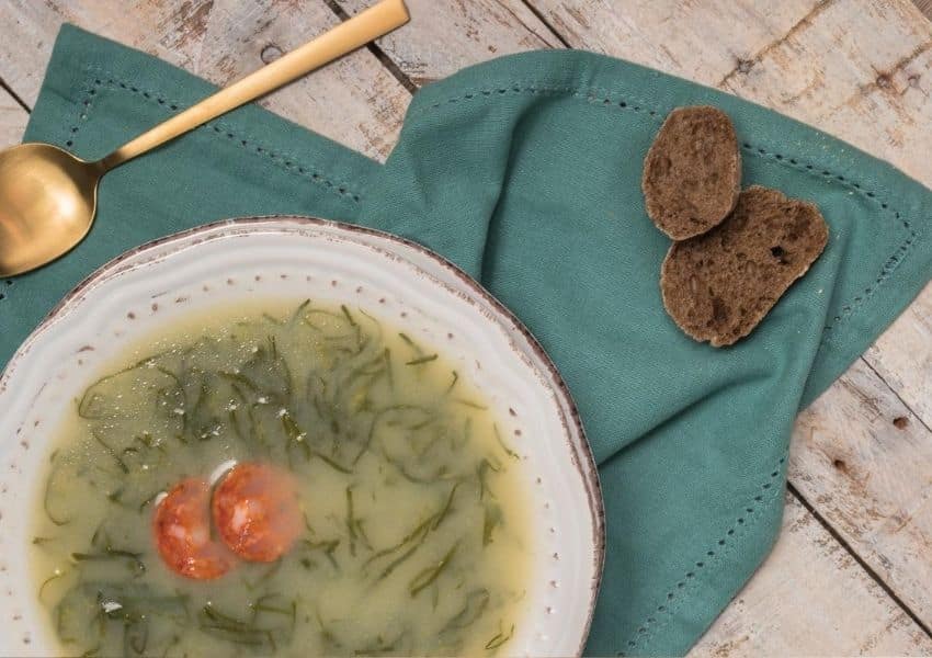 Receita de Caldo Verde para aquecer no inverno