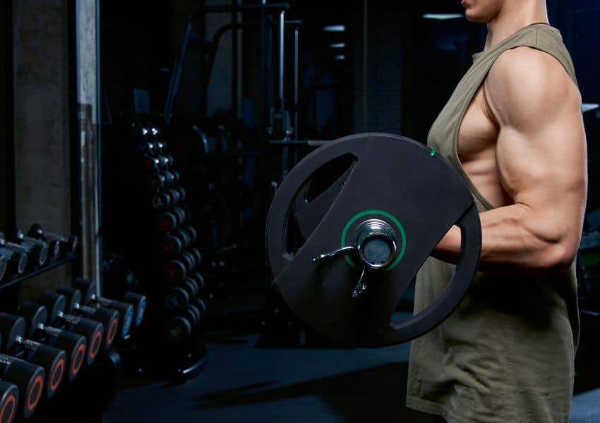 Homem levantando peso exercicio academia musculacao malhando