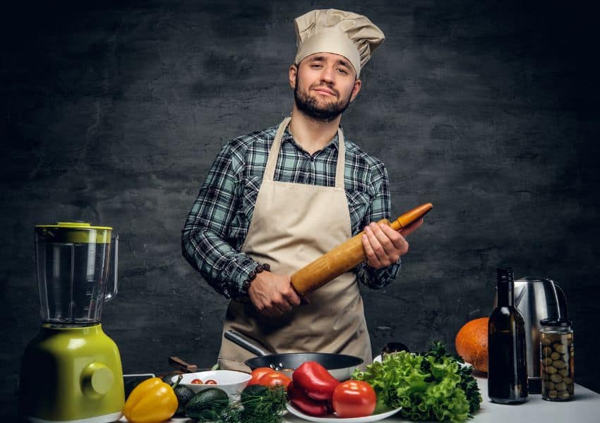 homem branco cozinhando