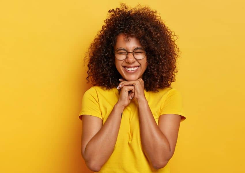 mulher negra jovem e feliz