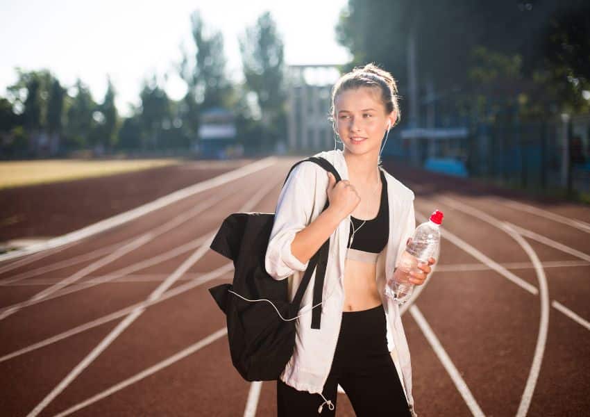 Mulher jovem corrida agua