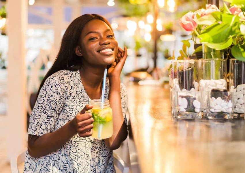 Mulher tomando suco em um spa