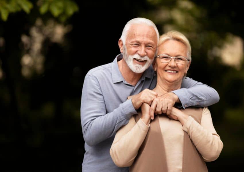 Idoso e idosa abracados homem e mulher sorrindo casal