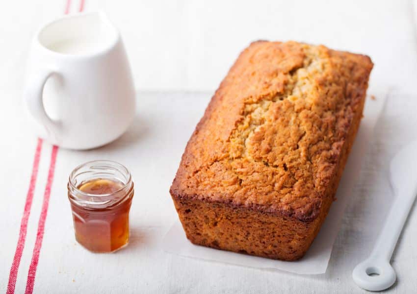 Delicioso bolo de mel com aveia e banana