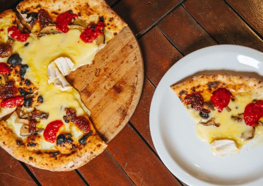 Baco Pizzaria A pizza Venticinque feita com o queijo Morro Azul