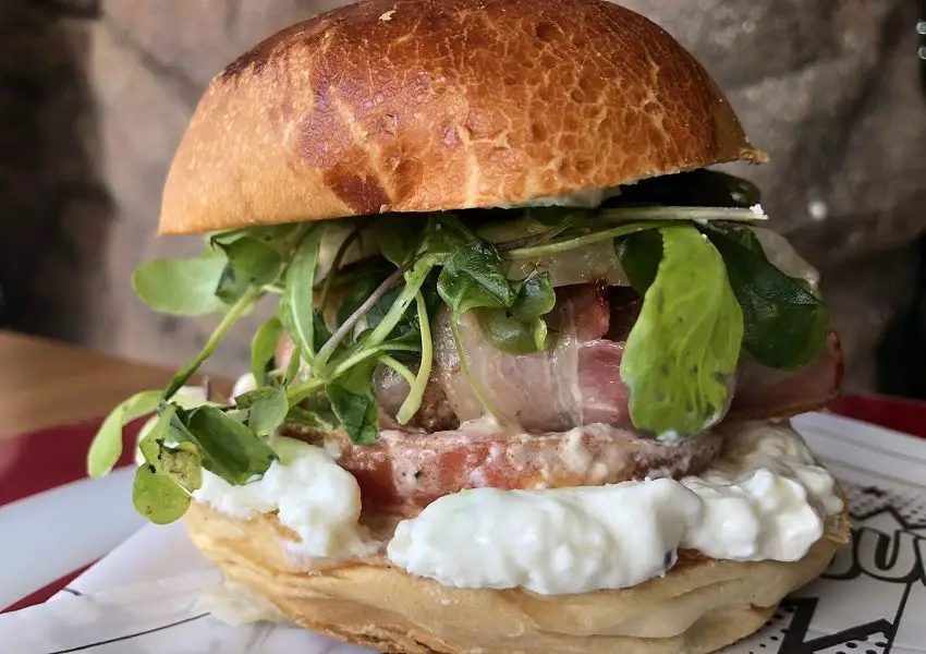 Dólar Furado Burger cria hambúrguer para comemorar Dia Internacional do Bacon
