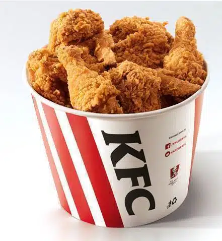 Balde de frango crocante do KFC sobre mesa, ícone da campanha KFC balde Mais que um Balde