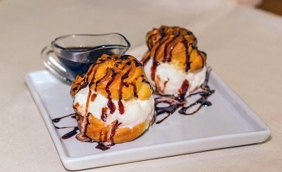 Profiteroles com sorvete Fiori di Latte e calda de chocolate Alpino - Crédito Rômulo Juracy