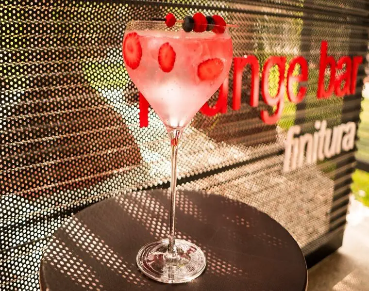 Drink a base de gin rosa no Finitura Lounge Bar