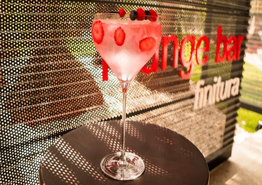 Drink a base de gin rosa no Finitura Lounge Bar. Crédito: Beet Prop