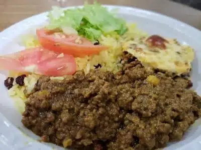 Bobotie com yellow rice e salada - Del&iacute;cias na Feira das Embaixadas