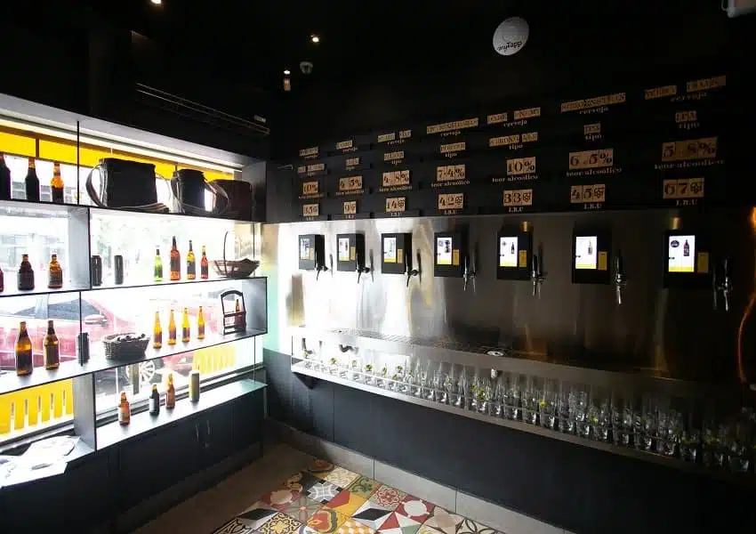 Pratos e chopes do Beer Club em Brasília, exemplo de beer cuisine com malte e lúpulo integrados ao menu