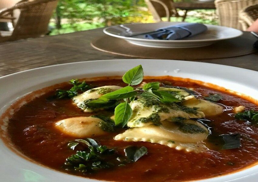 Incrível ravioli de búfala e espinafre com poché