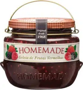 Bolo de limão siciliano com geleia de frutas vermelhas