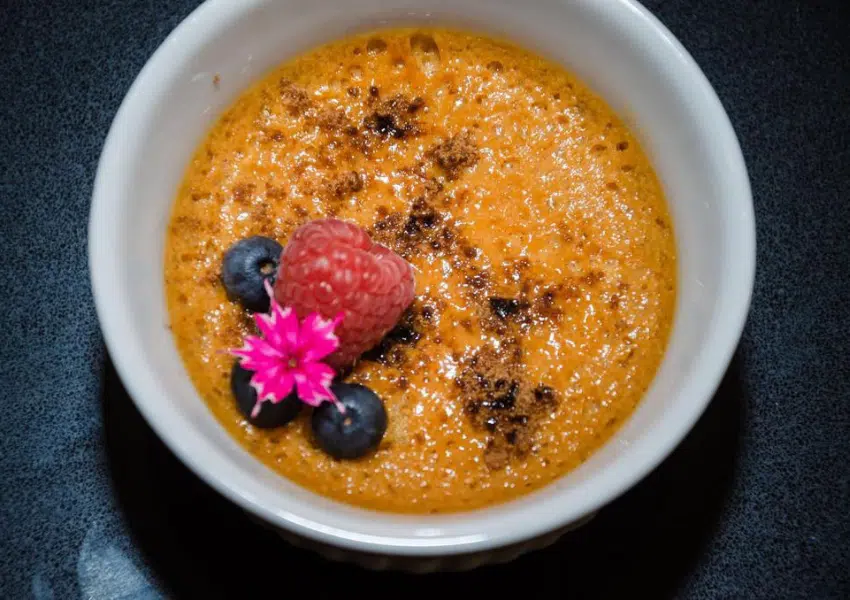Receitas doces do chef Gustavo Pereira: bolo de brigadeiro mole e crème brûlée de doce de leite para o Dia dos Pais