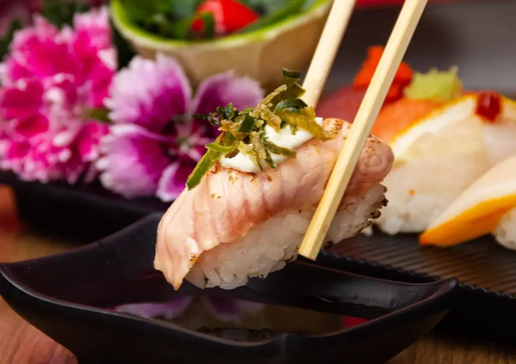 Kyuji Sushi leva culinária japonesa tradicional e contemporânea a Águas Claras Em funcionamento há pouco mais de um mês, o restaurante mistura elementos orientais com ingredientes brasileiros e oferece cartas de drinks e vinhos