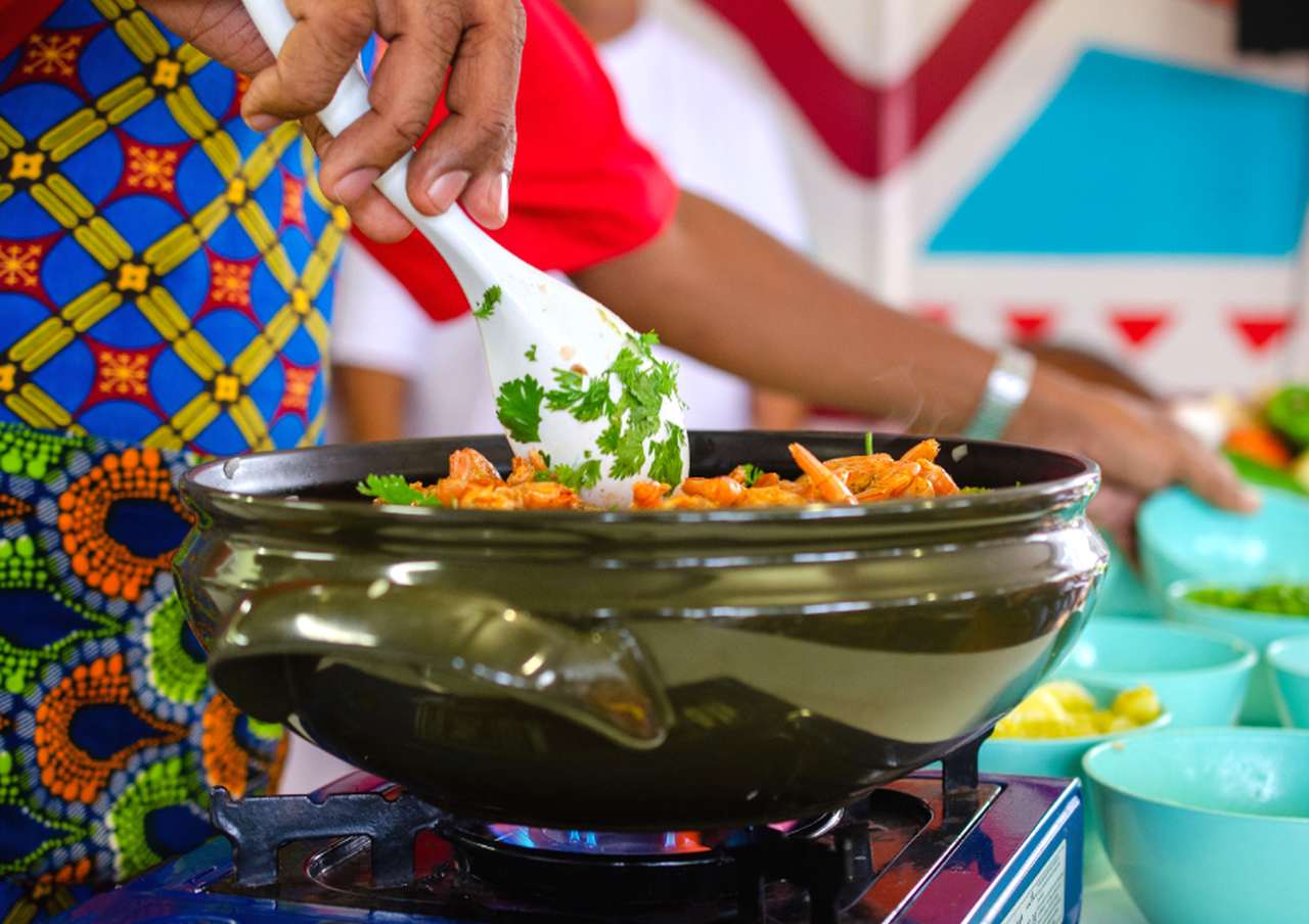 Chef Jorge Washington ministra oficina Culinária Afetiva AfroBaiana no Festival Cara e Cultura Negra