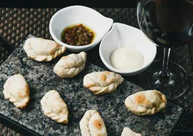 Vinalla Vinhos lança novo cardápio inspirado em culinárias do mundo