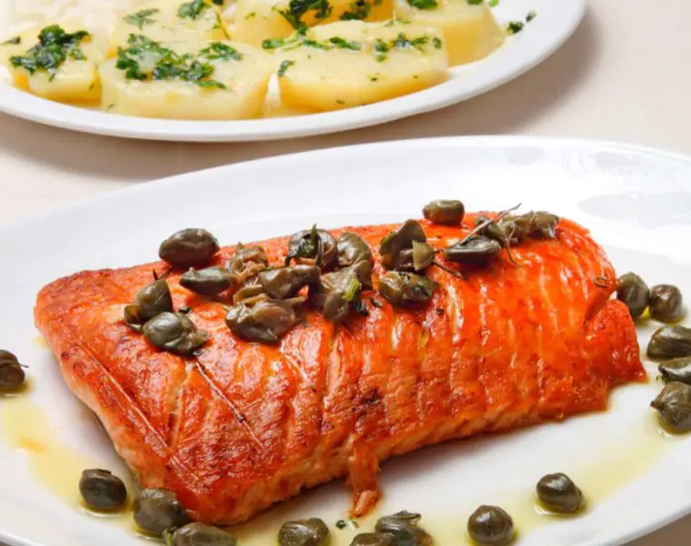 Incluir salmão na rotina melhora a imunidade e o funcionamento da tireoide O peixe é rico em vitaminas e antioxidantes que proporcionam muitos benefícios para a saúde
