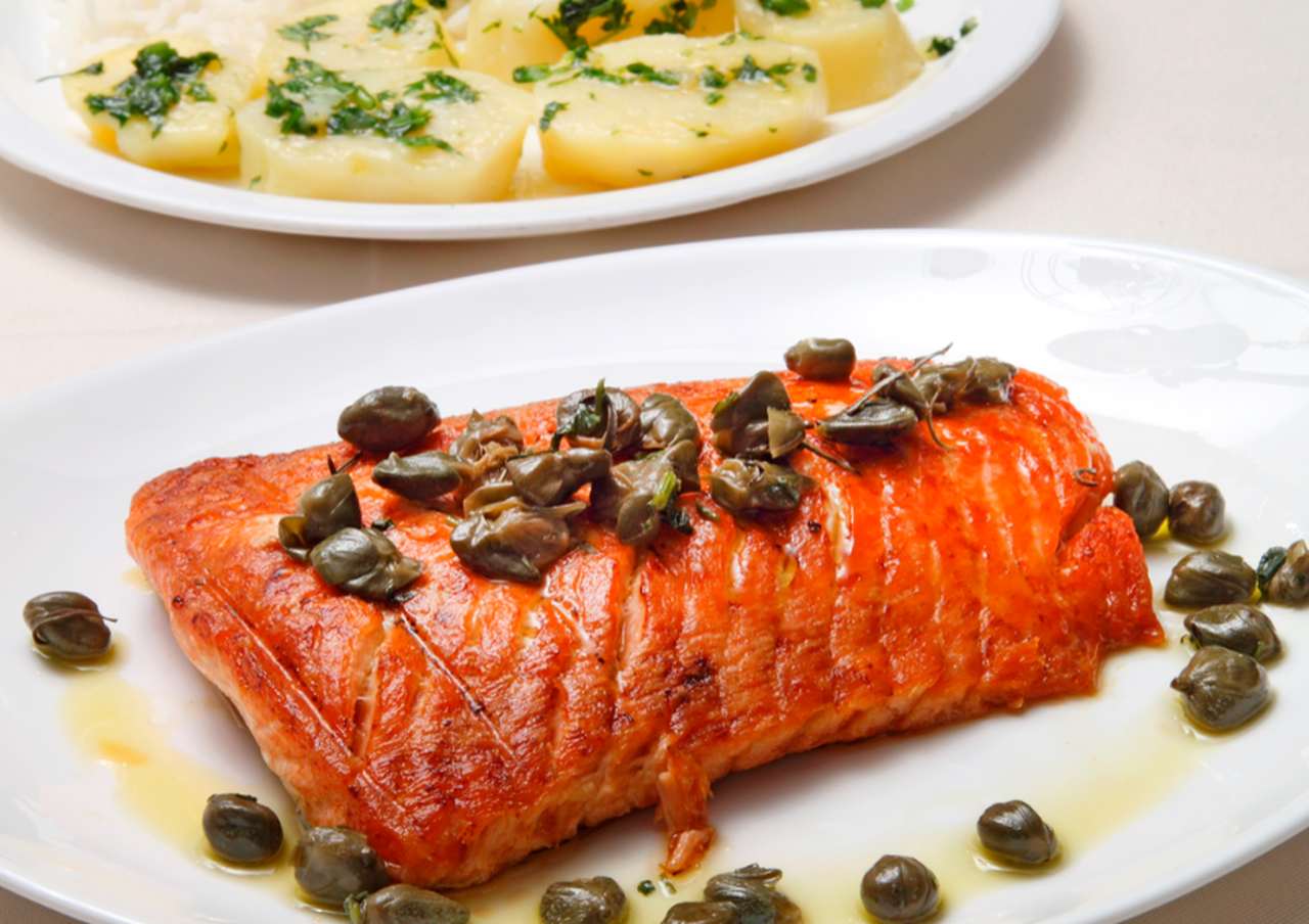 Incluir salmão na rotina melhora a imunidade e o funcionamento da tireoide O peixe é rico em vitaminas e antioxidantes que proporcionam muitos benefícios para a saúde