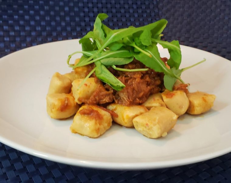 Nhoque com Antepasto de Biquinho, Azeitona Preta e Mel ao Ragu de Carne com Rúcula Precoce Receita do chef Henrique Escabia - Sabor das Índias