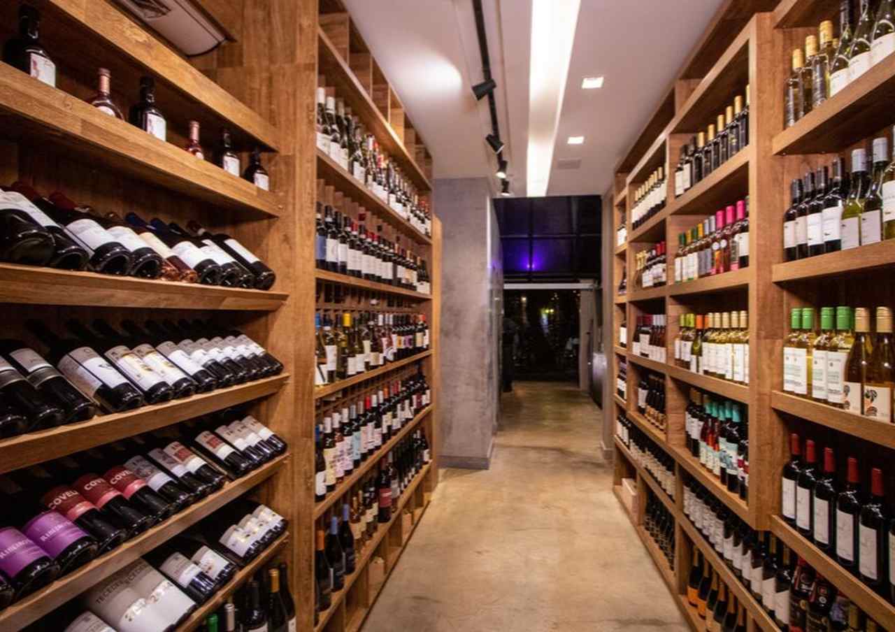 Vinito, a mais nova casa de vinhos de Brasília Jovens empresários investem em espaço que reúne loja, wine bar e escola para enófilos e profissionais
