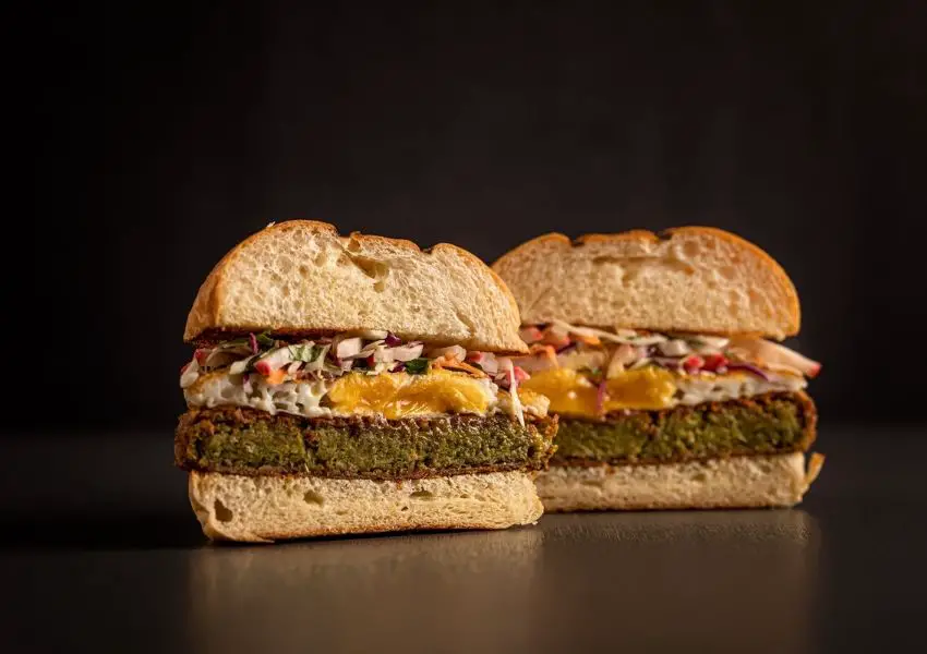 Bullguer lança burger vegetal e compromisso para zerar uso de plástico