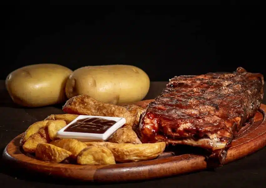 Petiscos do Festival Bar em Bar 2019 em Brasília servidos em tábua de madeira com cervejas geladas