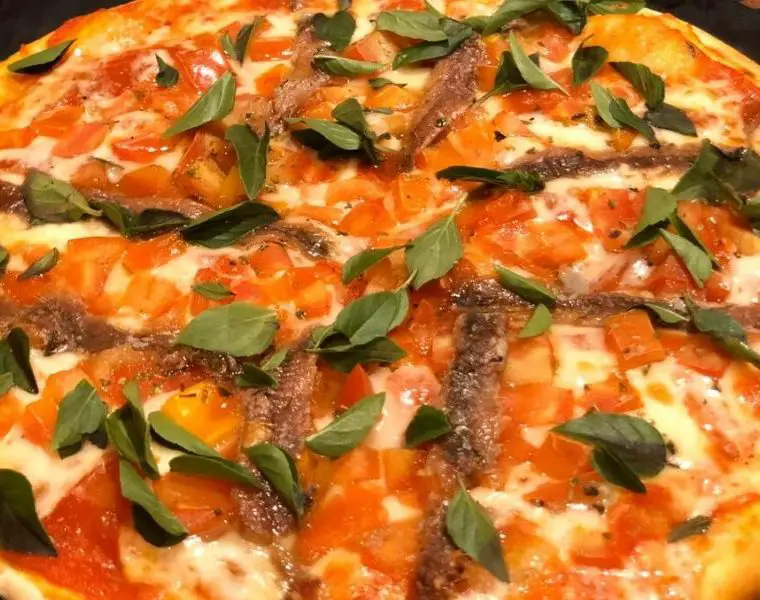 Pizza com filé de anchova é sugestão do mês na Fratello Uno Opção de sabor é uma das queridinhas dos restaurantes e está no cardápio desde a inauguração da casa