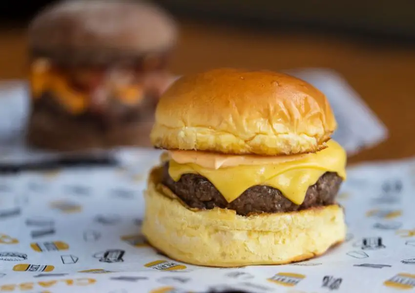 Hambúrguer por R$ 10 e mega sorteio no aniversário do Meatz Burger