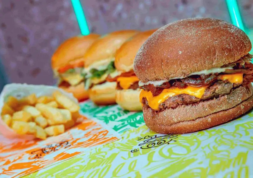 Tá Doido Burger chega a Brasília com sanduíche artesanal Com uma proposta descolada, a hamburgueria inaugura no coração de Brasília