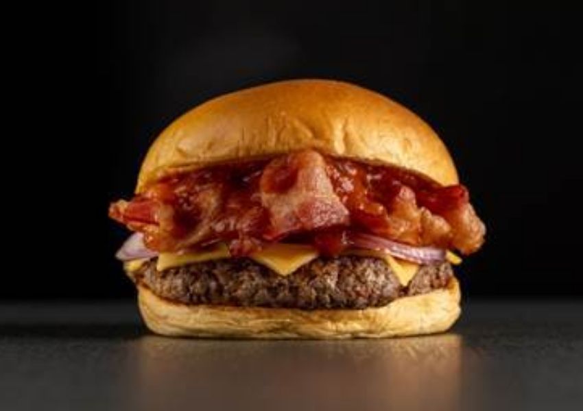 Bullguer lança Red Neck com bacon duplamente defumado