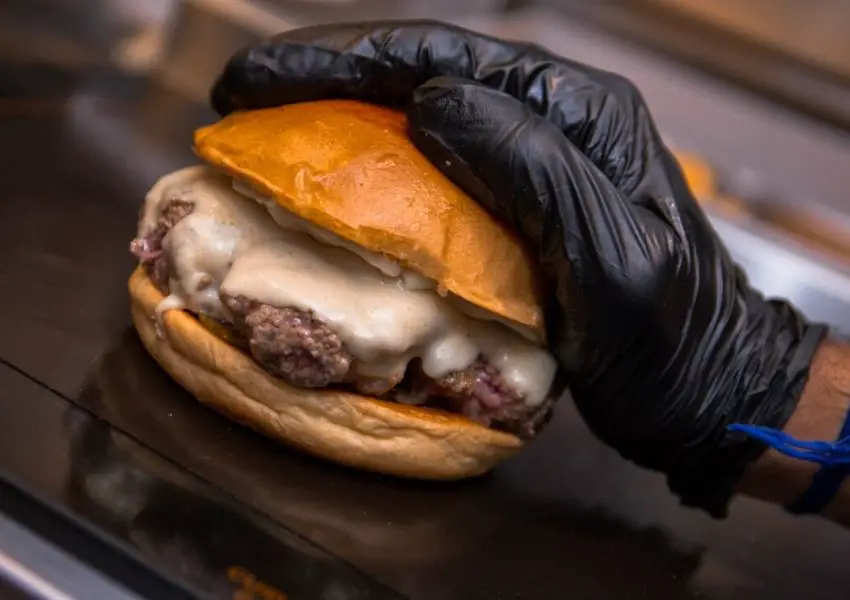 Smash burger: casas brasilienses apostam na tendência do hambúrguer prensado