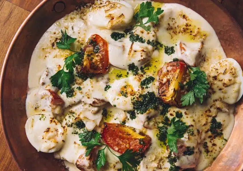 Chef Marcelo Petrarca com pratos do delivery solidário no Dia das Mães em Brasília