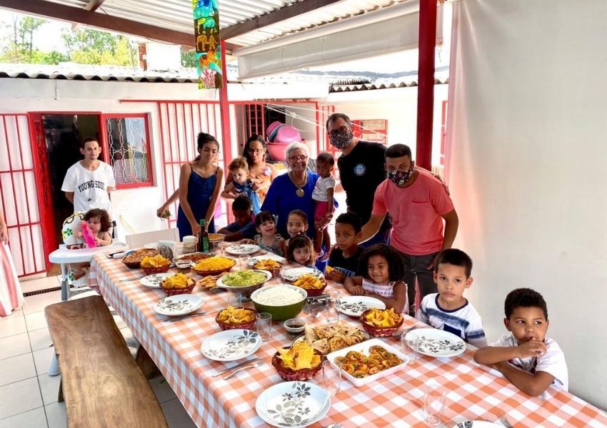 Chef David Lechtig realiza almoco solidario em comemoracao ao dia das criancas