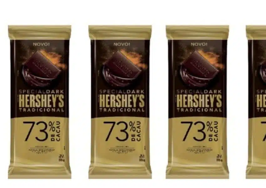 Barra de chocolate Special Dark 73% Cacau da Hershey's sobre superfície de madeira escura