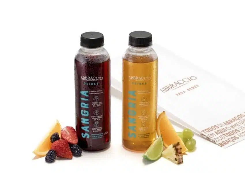 Kits de delivery Outback com drinks DIY e aperitivos icônicos para curtir em casa
