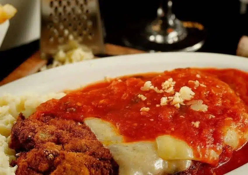 Parmegiana servida no restaurante Aquela Parmê, em Águas Claras, Brasília